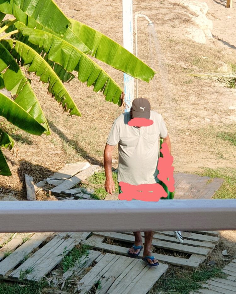 Scoglitti, fa pipì in spiaggia davanti a decine di persone dopo avere abbassato la parte anteriore del costume
