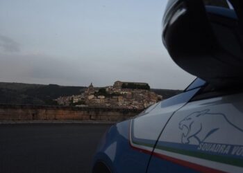 Ragusa, lite in piazza San Giovanni. Gambiano tenta di darsi alla fuga e aggredisce poliziotto: arrestato