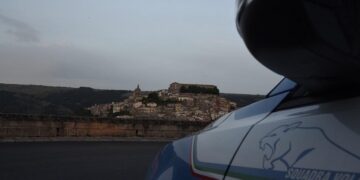 Ragusa, lite in piazza San Giovanni. Gambiano tenta di darsi alla fuga e aggredisce poliziotto: arrestato