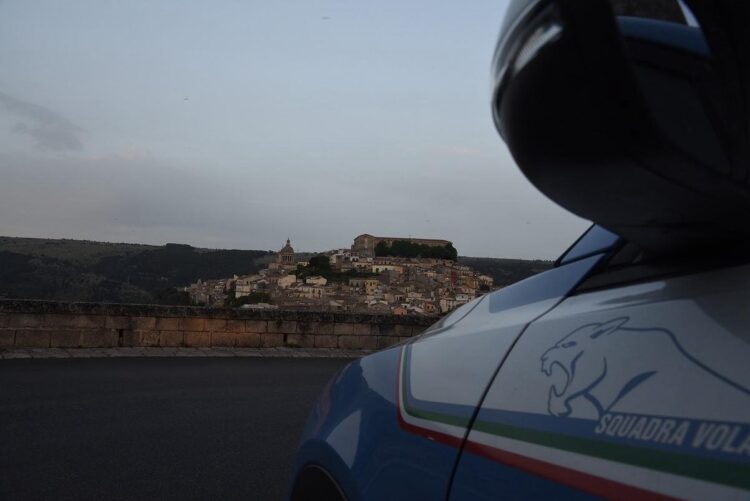 Ragusa, lite in piazza San Giovanni. Gambiano tenta di darsi alla fuga e aggredisce poliziotto: arrestato