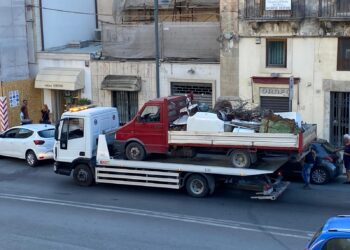 Modica, sequestrato autocarro che trasportava 1200 kg di materiale ferroso