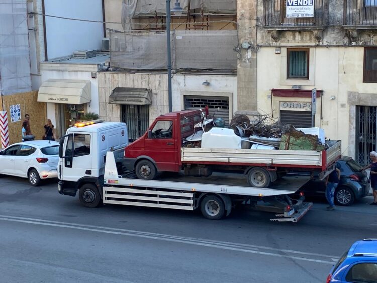 Modica, sequestrato autocarro che trasportava 1200 kg di materiale ferroso