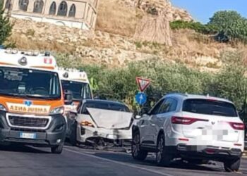 Violento scontro frontale tra una Porsche Cayenne e una Renault