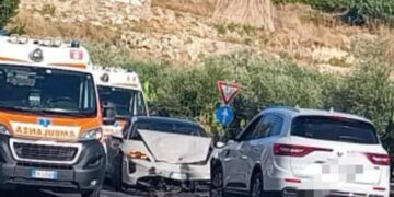 Violento scontro frontale tra una Porsche Cayenne e una Renault