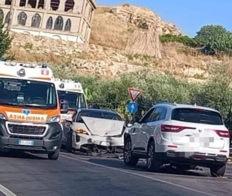 Violento scontro frontale tra una Porsche Cayenne e una Renault