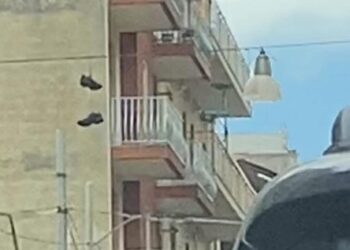 Ragusa e le scarpe appese al cavo della luce in via Criscione Lupis. Come ci sono finite?
