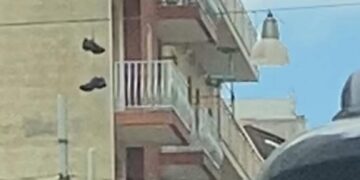 Ragusa e le scarpe appese al cavo della luce in via Criscione Lupis. Come ci sono finite?