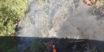 Precipita dal cavalcavia, muore camionista