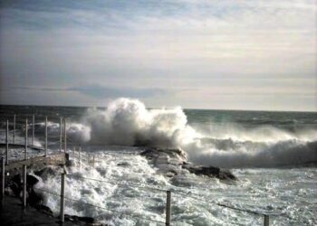 Due giovani risucchiati dalle onde, salvati da sei ragazzi