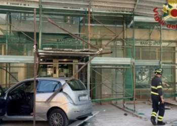 Perde il controllo dell’auto e finisce contro l’ingresso di una banca