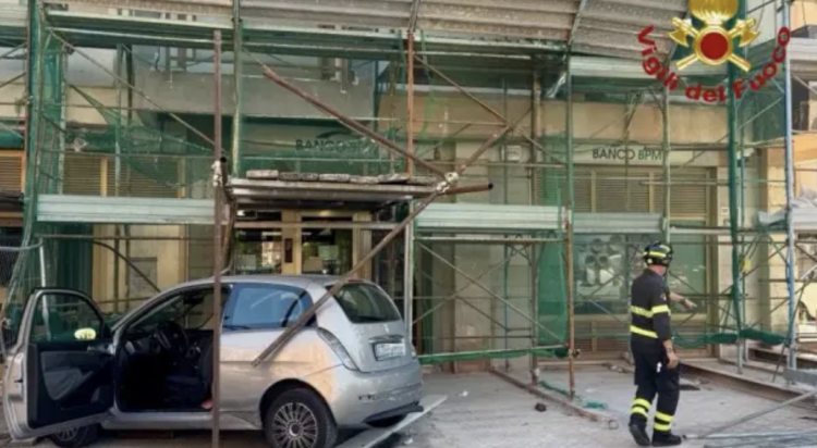 Perde il controllo dell’auto e finisce contro l’ingresso di una banca