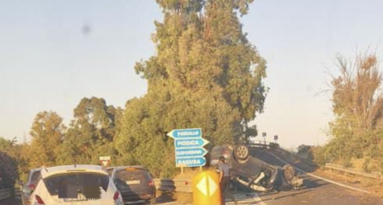 Modica, un’auto si ribalta lungo la provinciale che conduce a Marina