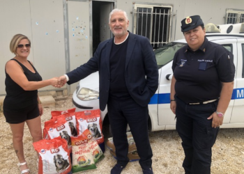 Modica, croccantini e carne al rifugio di Giulia: atto di solidarietà della polizia locale