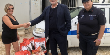 Modica, croccantini e carne al rifugio di Giulia: atto di solidarietà della polizia locale