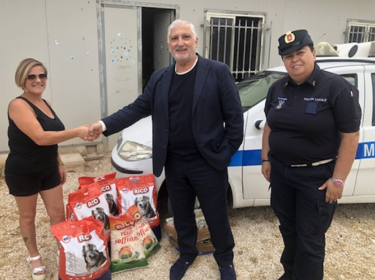 Modica, croccantini e carne al rifugio di Giulia: atto di solidarietà della polizia locale