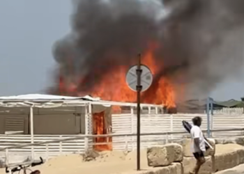 Marina di Acate, chalet in fiamme