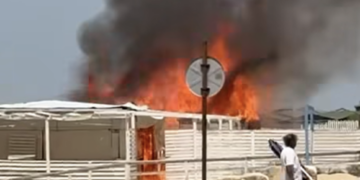 Marina di Acate, chalet in fiamme