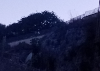 Modica, via Fontana: si stacca roccia dal costone e finisce sulla carreggiata