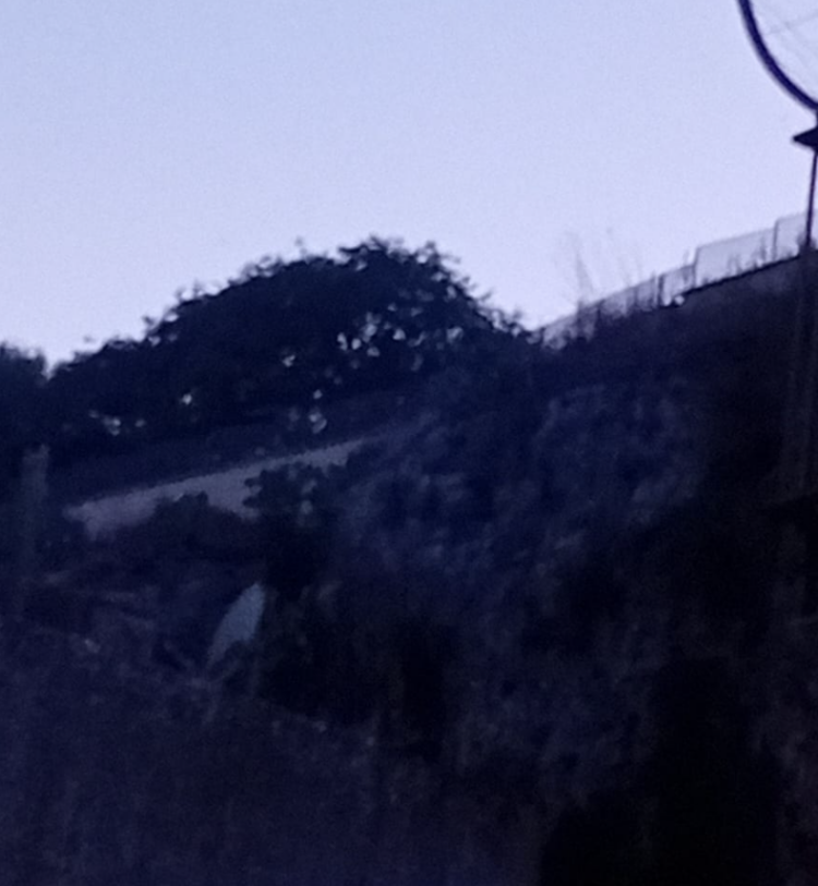 Modica, via Fontana: si stacca roccia dal costone e finisce sulla carreggiata