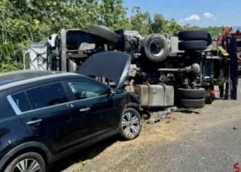 Si ribalta una cisterna di gasolio: un ferito