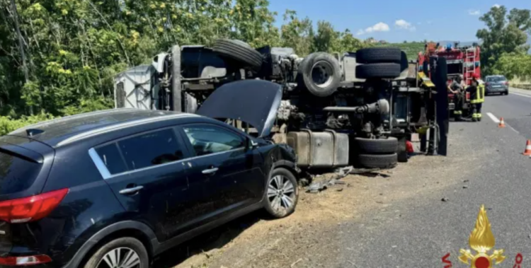 Si ribalta una cisterna di gasolio: un ferito