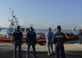 Pozzallo, picchiano i migranti durante la traversata: arrestati due scafisti bangladesi