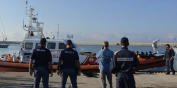 Pozzallo, picchiano i migranti durante la traversata: arrestati due scafisti bangladesi