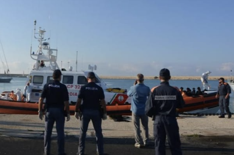 Pozzallo, picchiano i migranti durante la traversata: arrestati due scafisti bangladesi