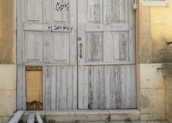 Ragusa, vandalizzato il portone della scuola Maria Schininà