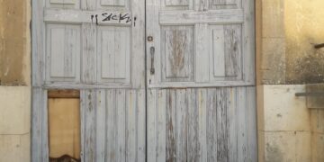 Ragusa, vandalizzato il portone della scuola Maria Schininà