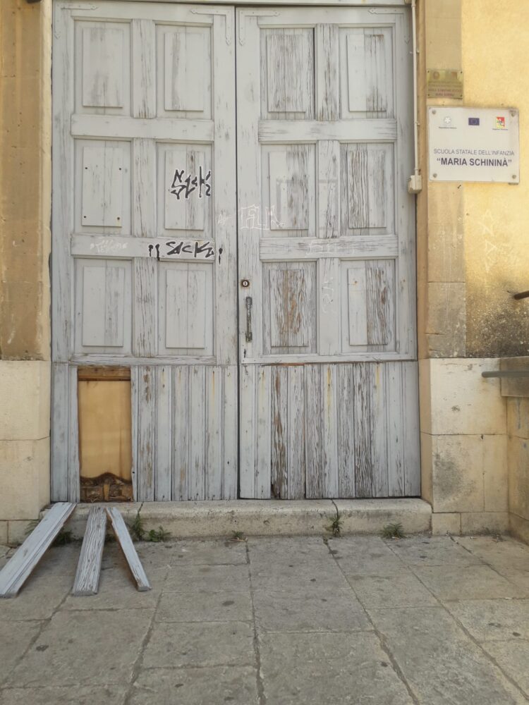 Ragusa, vandalizzato il portone della scuola Maria Schininà
