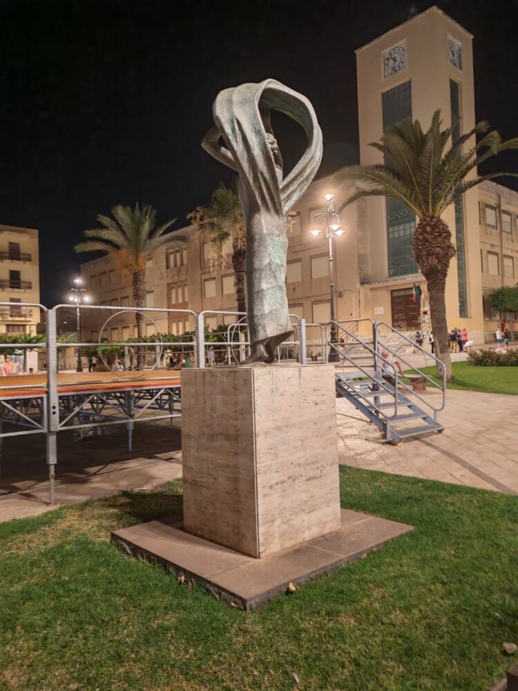 Ispica, il mosaico delle corresponsabilità: “La statua della Resistenza continua a essere mortificata”