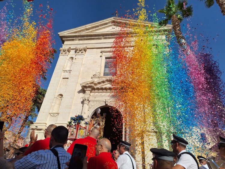 San Biagio, numerosi partecipanti alla processione con il simulacro del patrono