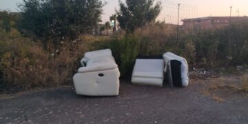 Modica, gli viene negato l’accesso al Ccr e abbandona i rifiuti per strada