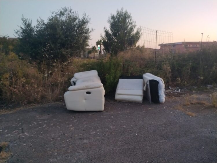 Modica, gli viene negato l’accesso al Ccr e abbandona i rifiuti per strada