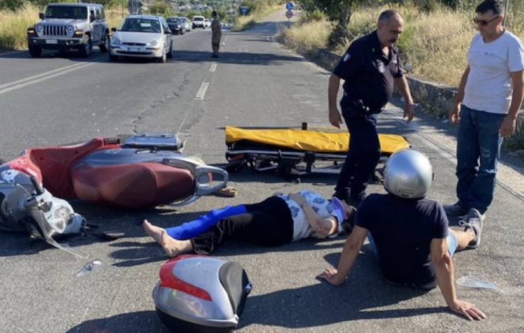 Modica, scontro tra un autocarro e uno scooterone: feriti due coniugi