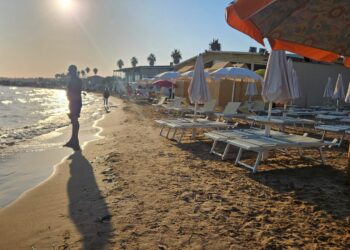 Distese di sdraio e ombrelloni a Marina di Ragusa, c’è chi dice no
