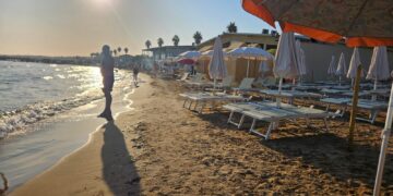 Distese di sdraio e ombrelloni a Marina di Ragusa, c’è chi dice no