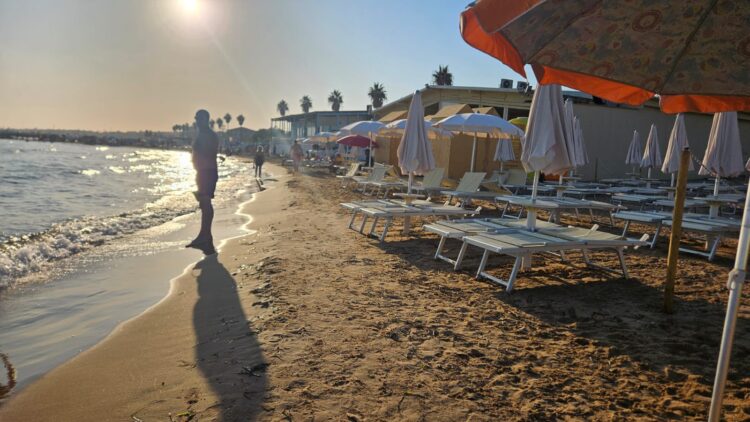 Distese di sdraio e ombrelloni a Marina di Ragusa, c’è chi dice no