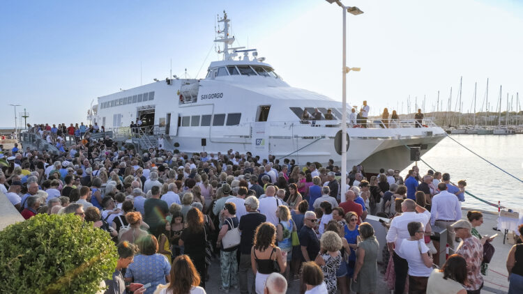 Marina di Ragusa, inaugurato ufficialmente il catamarano