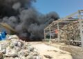 In fiamme da questa mattina il deposito di materiali da riciclo di Ecomac