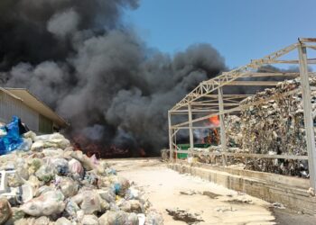 In fiamme da questa mattina il deposito di materiali da riciclo di Ecomac