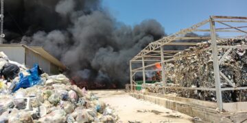 In fiamme da questa mattina il deposito di materiali da riciclo di Ecomac