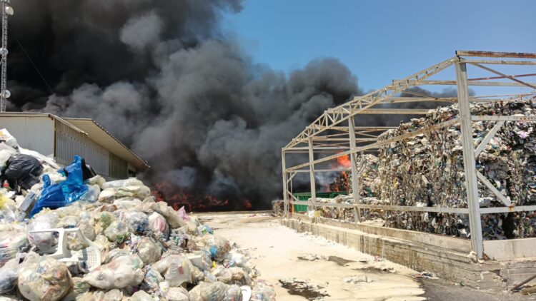In fiamme da questa mattina il deposito di materiali da riciclo di Ecomac