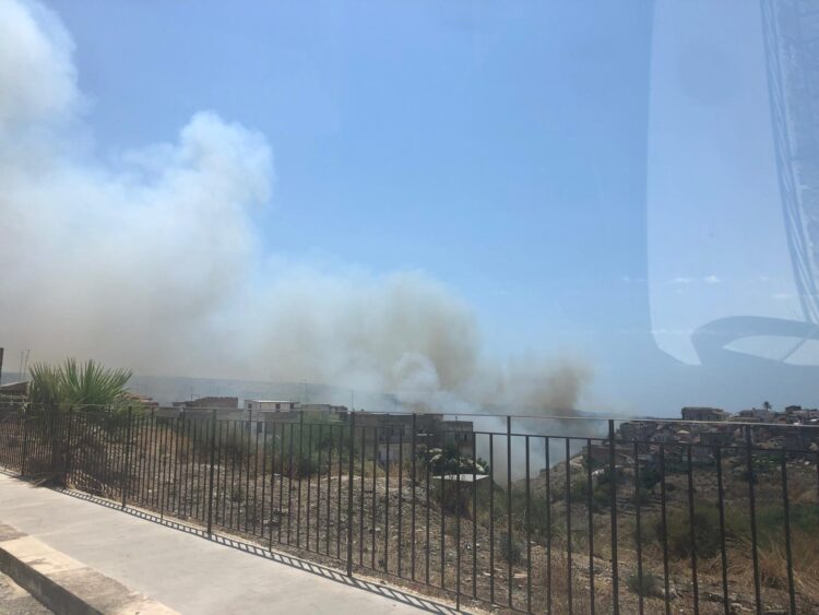 Vittoria, incendio in corso nella valle dell’Ippari