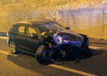 Perde il controllo dell’auto e sbatte contro il guardrail, incidente in galleria: un ferito