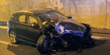 Perde il controllo dell’auto e sbatte contro il guardrail, incidente in galleria: un ferito