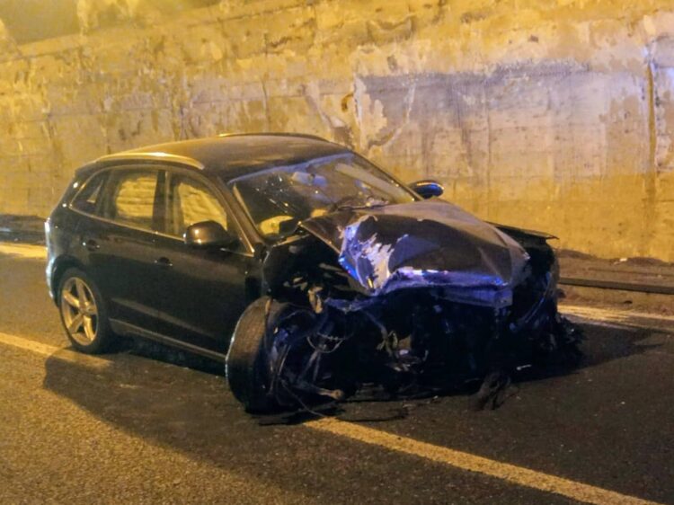 Perde il controllo dell’auto e sbatte contro il guardrail, incidente in galleria: un ferito