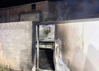 Acate sotto attacco, nella notte incendiato un autocompattatore