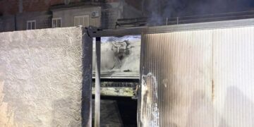 Acate sotto attacco, nella notte incendiato un autocompattatore